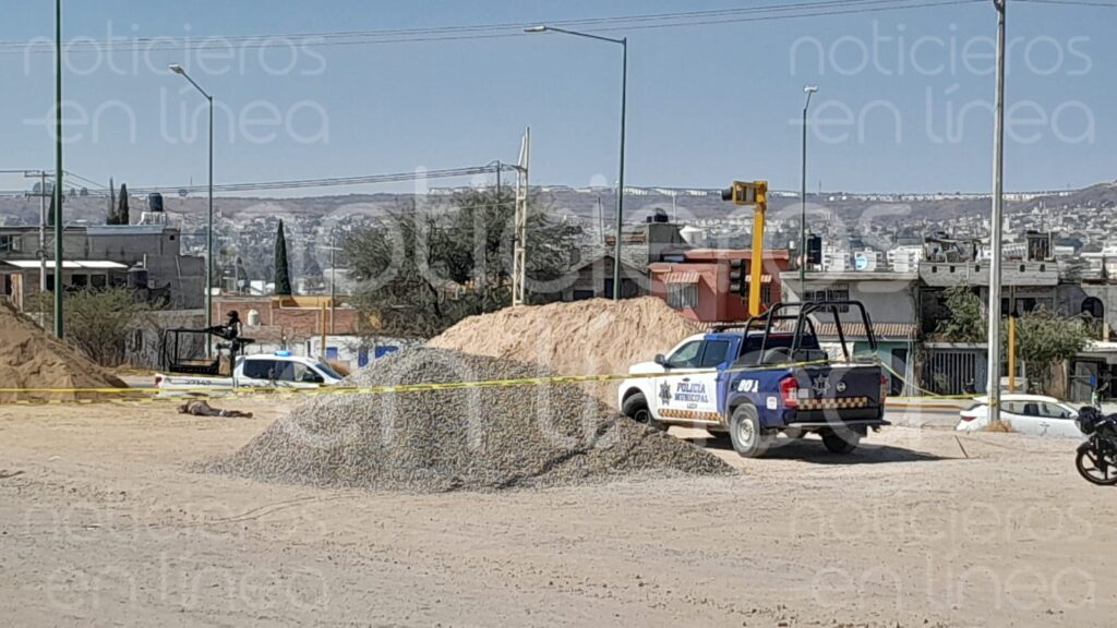Le disparan a plena luz del día; su cuerpo quedó entre la arena