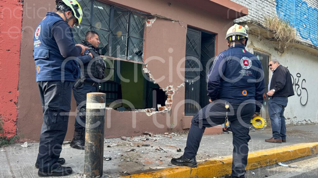 Caos en el Malecón: choque, volcadura y una vivienda dañada