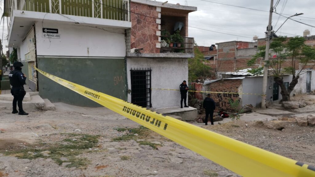 Matan a hombre dentro de una vivienda improvisada en un río