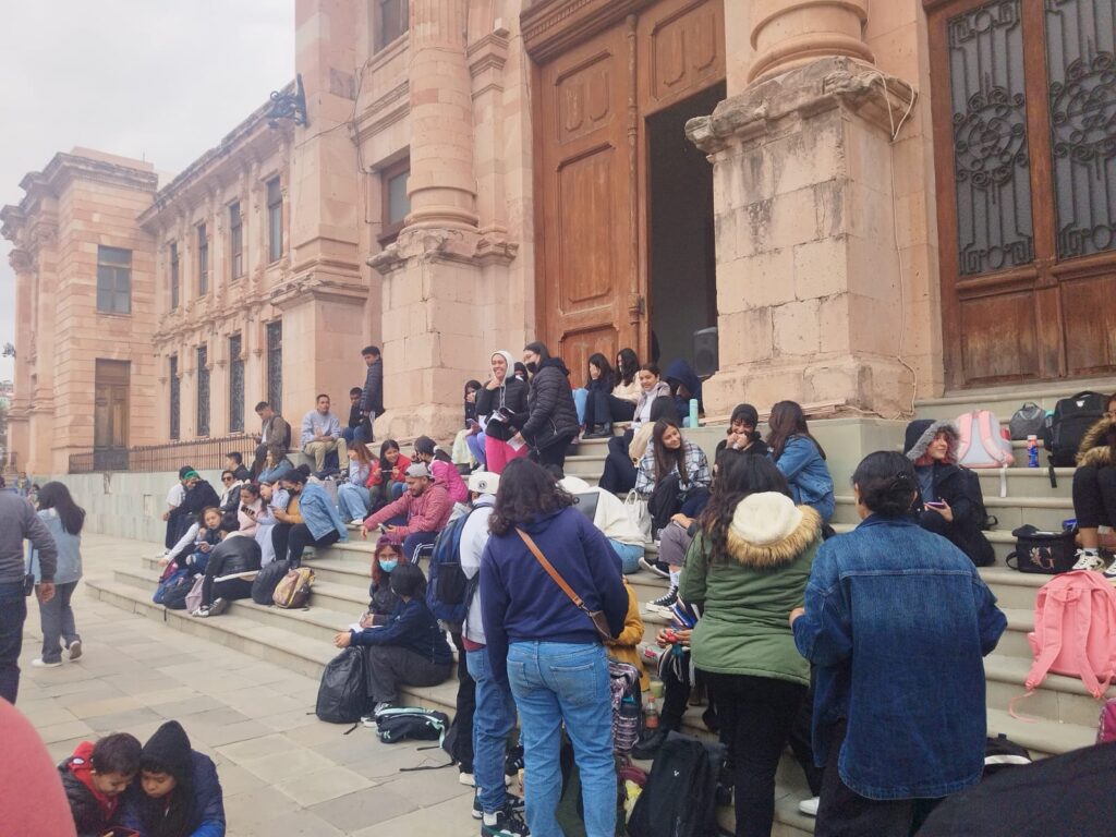 Estudiantes exigen la destitución de docentes por acoso y discriminación