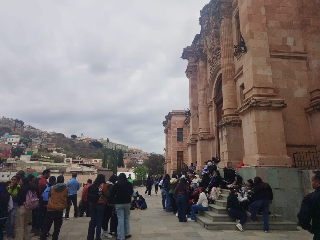 Estudiantes exigen la destitución de docentes por acoso y discriminación