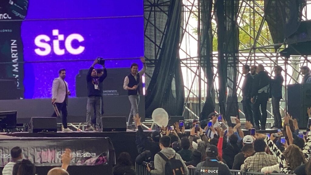 Sergio "Checo" Pérez 'inspira' a jóvenes en la Feria de León 2025