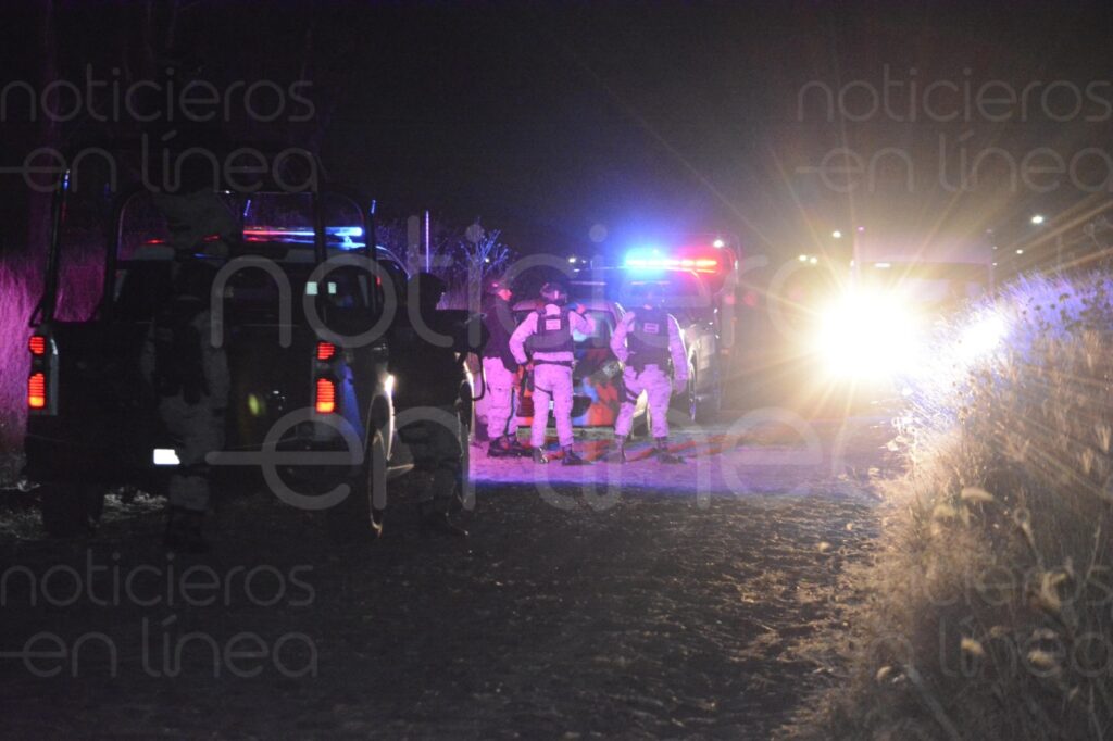 Vecinos de la colonia Cortijos La Gloria vieron unos tenis entre la hierba y al acercarse descubrieron que era el cadáver de una persona.