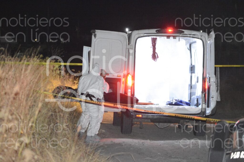 Vecinos de la colonia Cortijos La Gloria vieron unos tenis entre la hierba y al acercarse descubrieron que era el cadáver de una persona.
