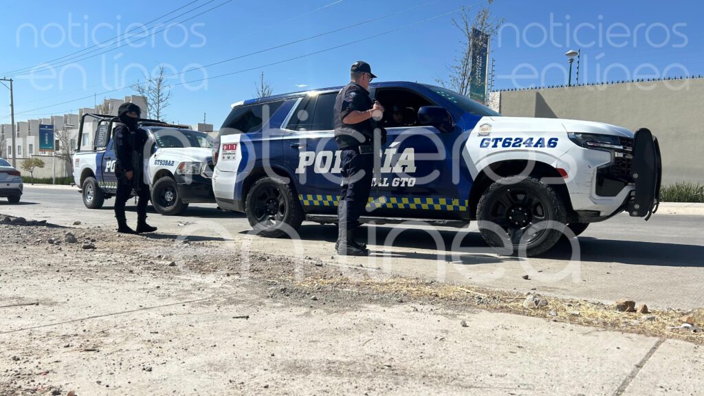 Encuentran un cuerpo frente a una escuela; tenía heridas de bala