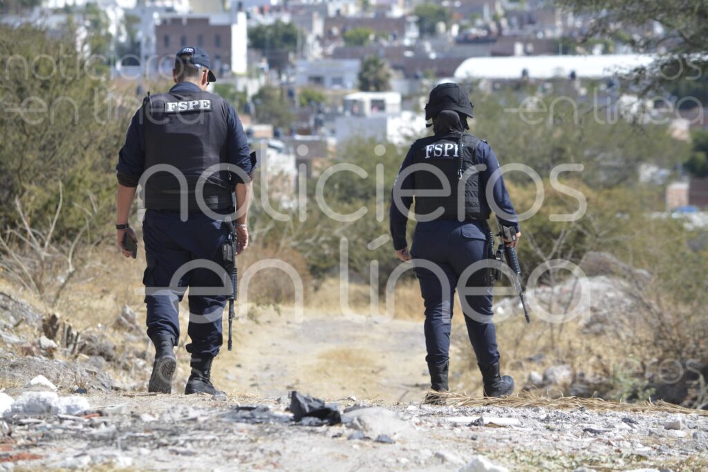 Encuentran un cuerpo frente a una escuela; tenía heridas de bala