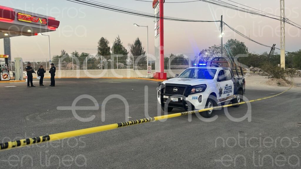 Escucha un disparo y encuentra a un policía tirado en el baño de una gasolinera