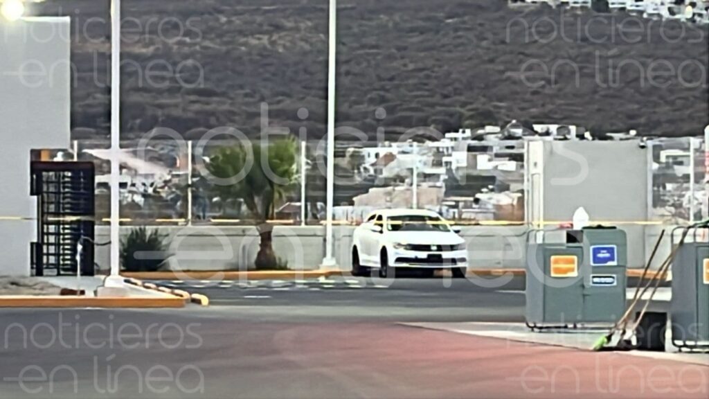 Escucha un disparo y encuentra a un policía tirado en el baño de una gasolinera