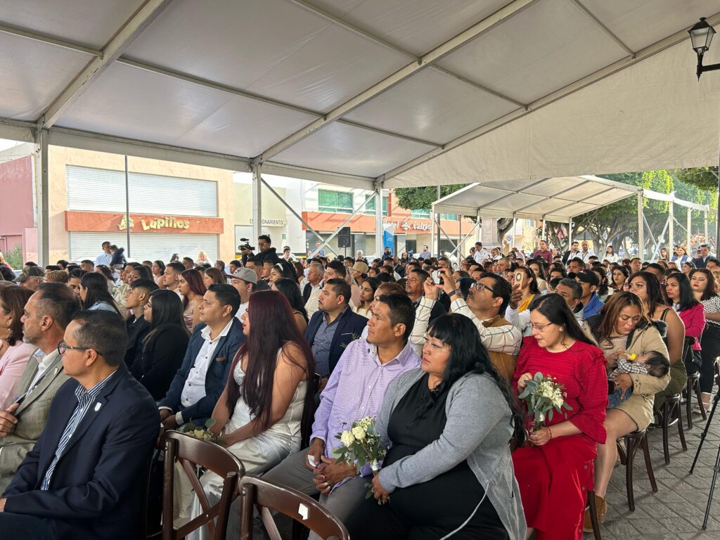 Más de 100 parejas contrajeron matrimonio en el Arco de la Calzada