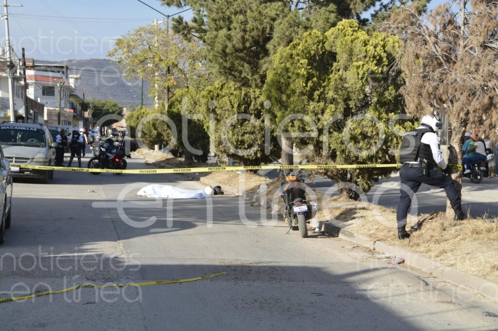Muere motociclista tras derrapar; su casco quedó destrozado