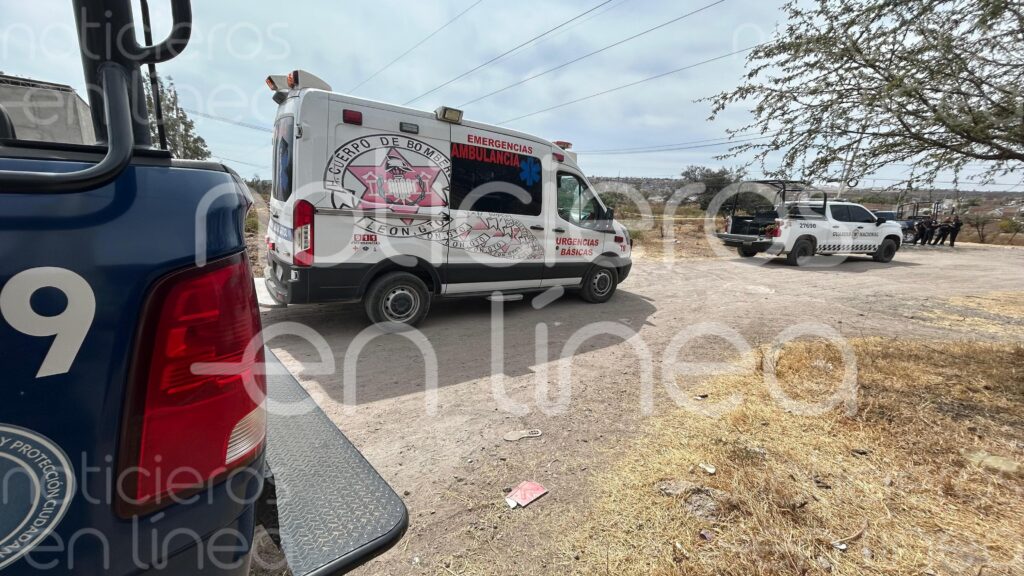 Camioneta se atasca con caja de cartón y descubren que contenía un cuerpo