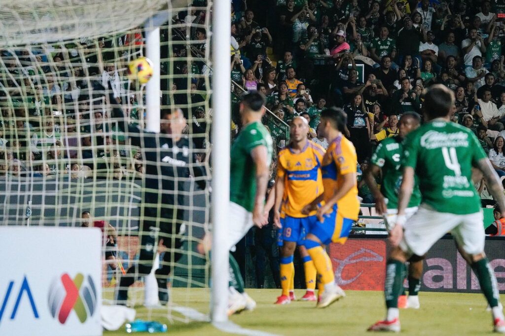 León 'devora' a Tigres en el Nou Camp; sigue invicto y en la cima