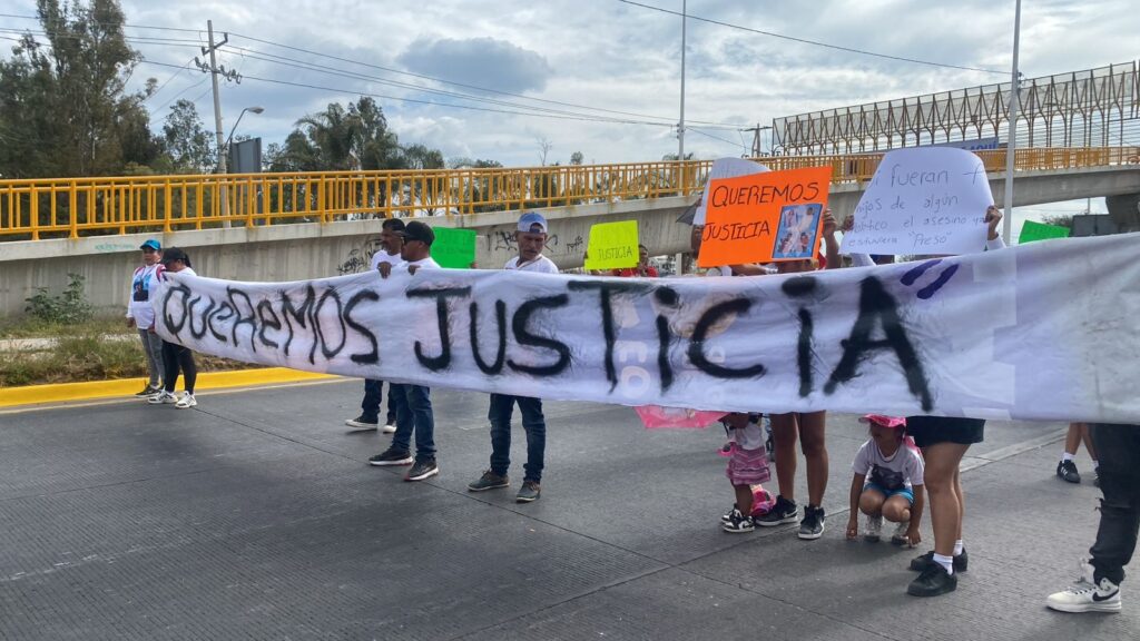 Exigen justicia por los menores fallecidos en el Ecobulevar León-San Francisco