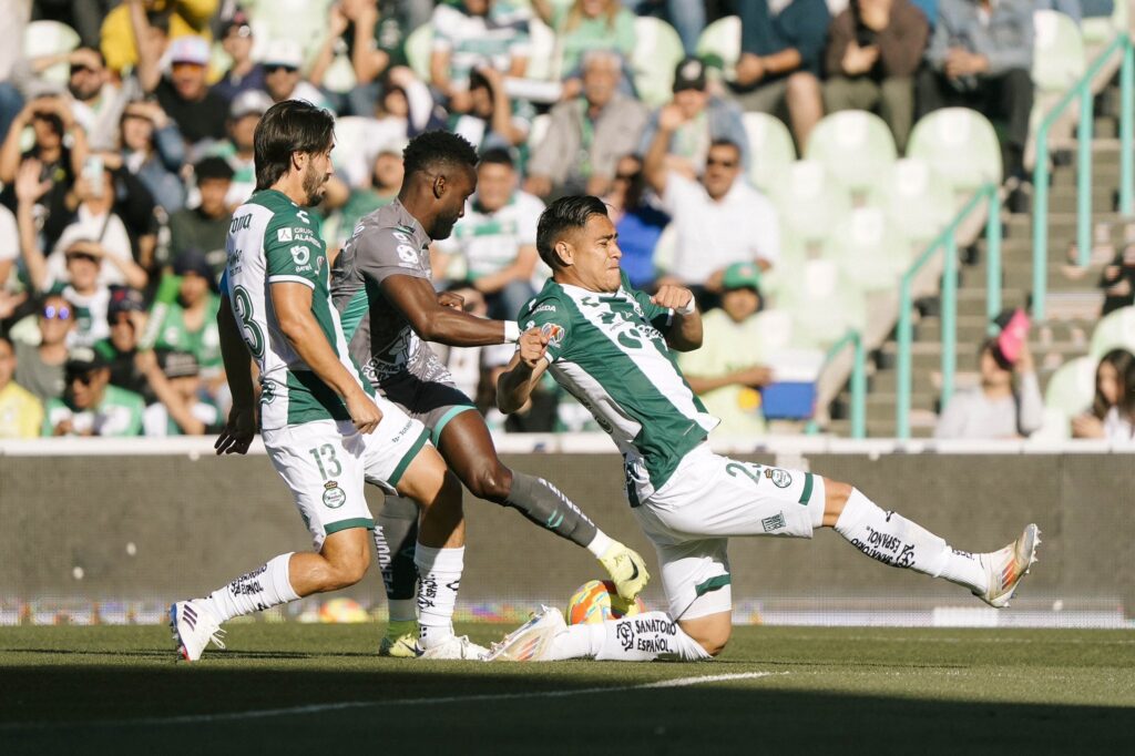 'La Fiera' pierde el invicto ante Santos, pero se mantiene en la cima