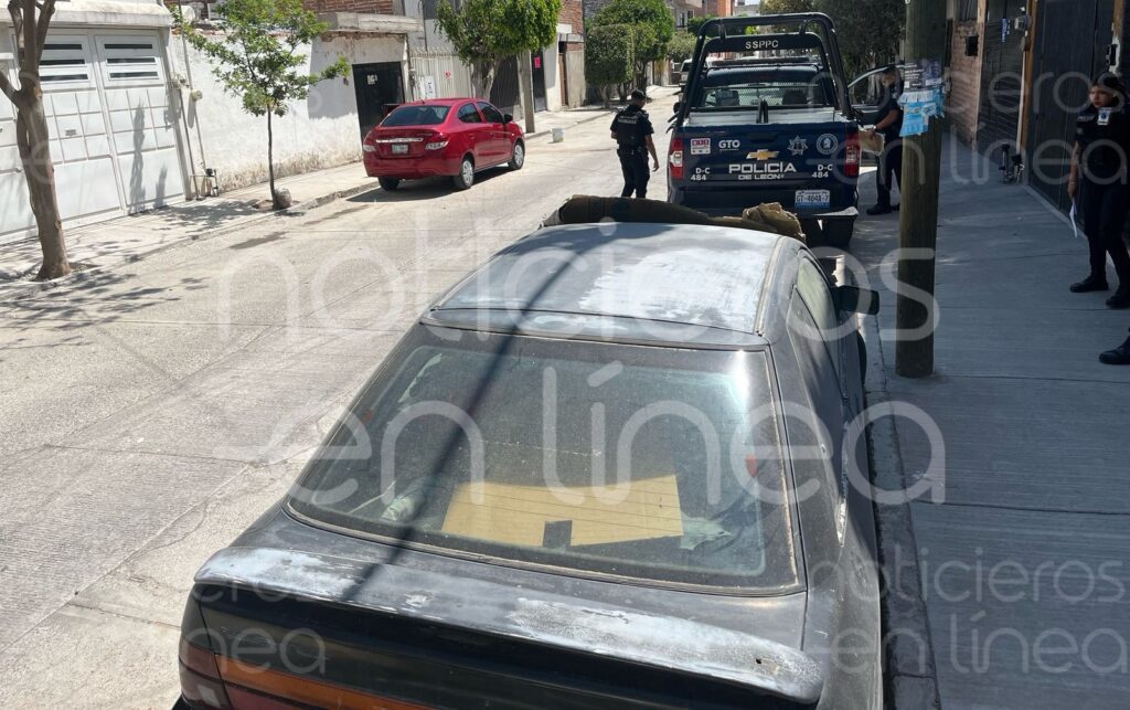 Hombre se queda dormido en un auto y ya no despertó en León