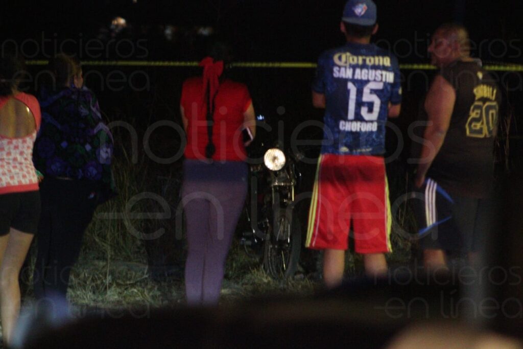 Joven pierde la vida tras chocar con tractocamión en León; conductor se da a la fuga