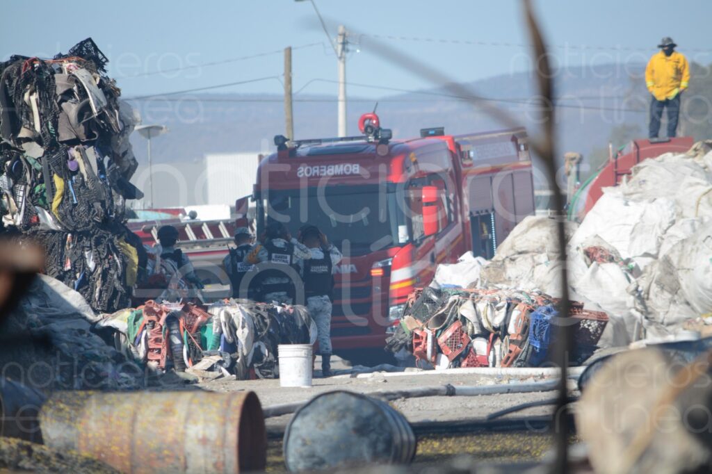 Incendio en León: fuego arrasa con pastizal, recicladora y vehículos