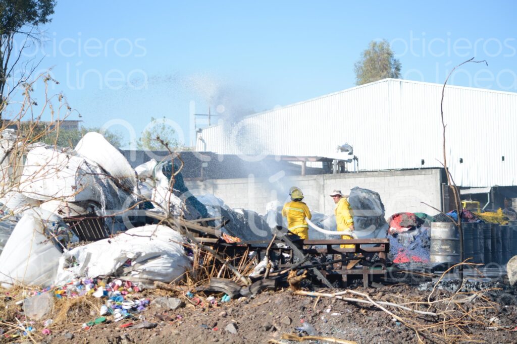 Incendio en León: fuego arrasa con pastizal, recicladora y vehículos