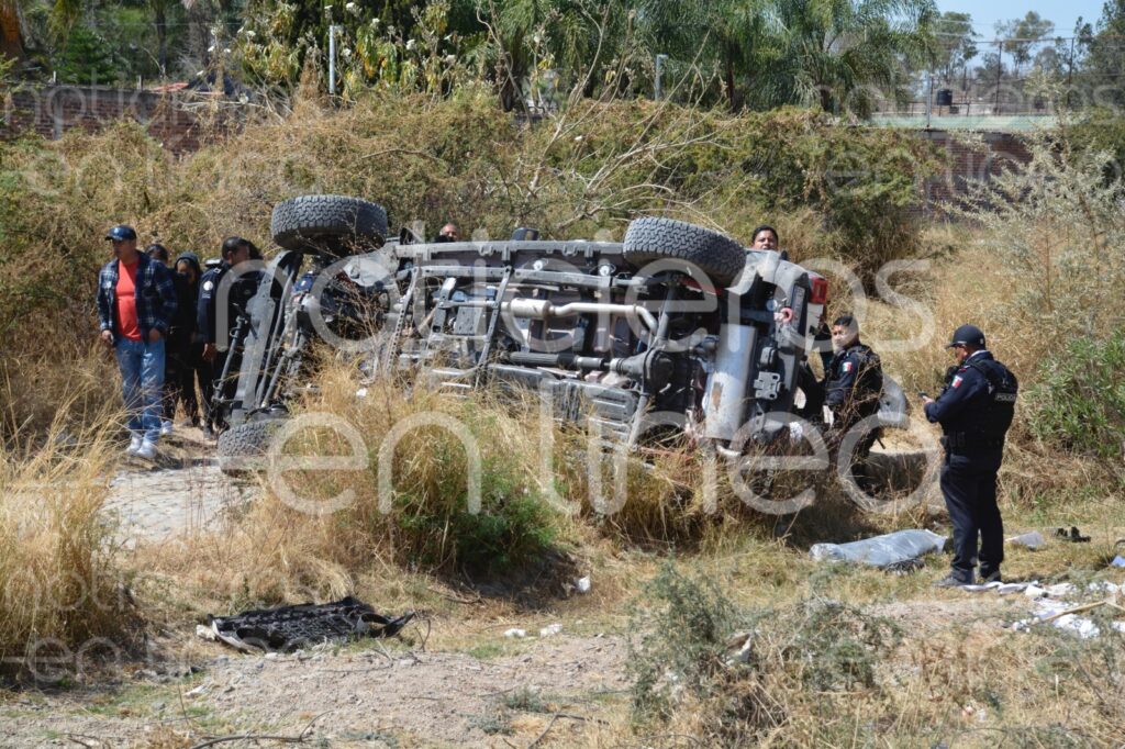 Patrulla de Policía Rural intenta ganarle el paso al tren y vuelca en León