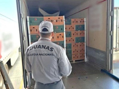 Esconden droga en botellas de agua mineral; falta de gas los delata