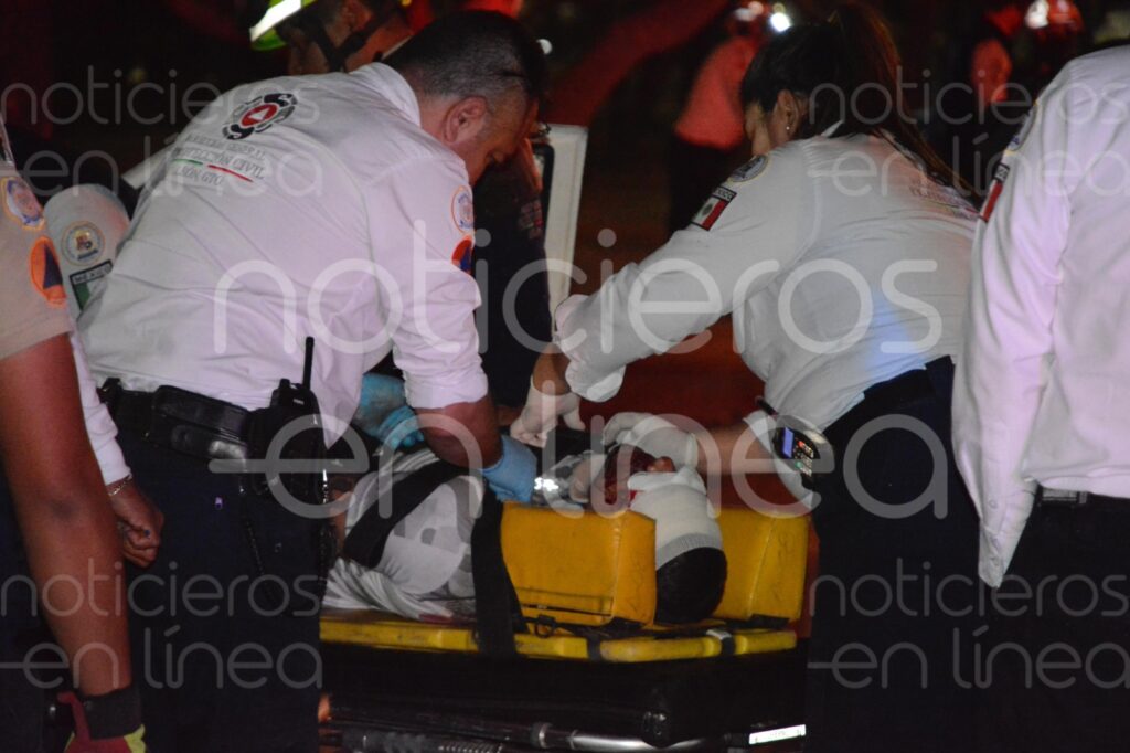 Camioneta se parte a la mitad al chocar contra un árbol en León