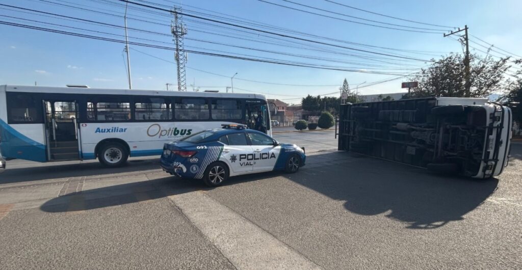 Conductor responsable de volcadura en León huye dejando a su copiloto atrapado