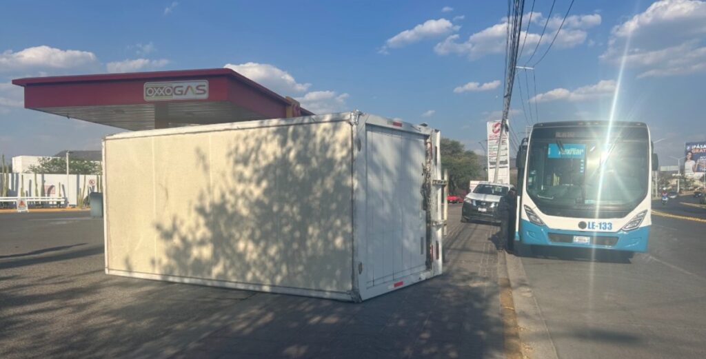 Conductor responsable de volcadura en León huye dejando a su copiloto atrapado