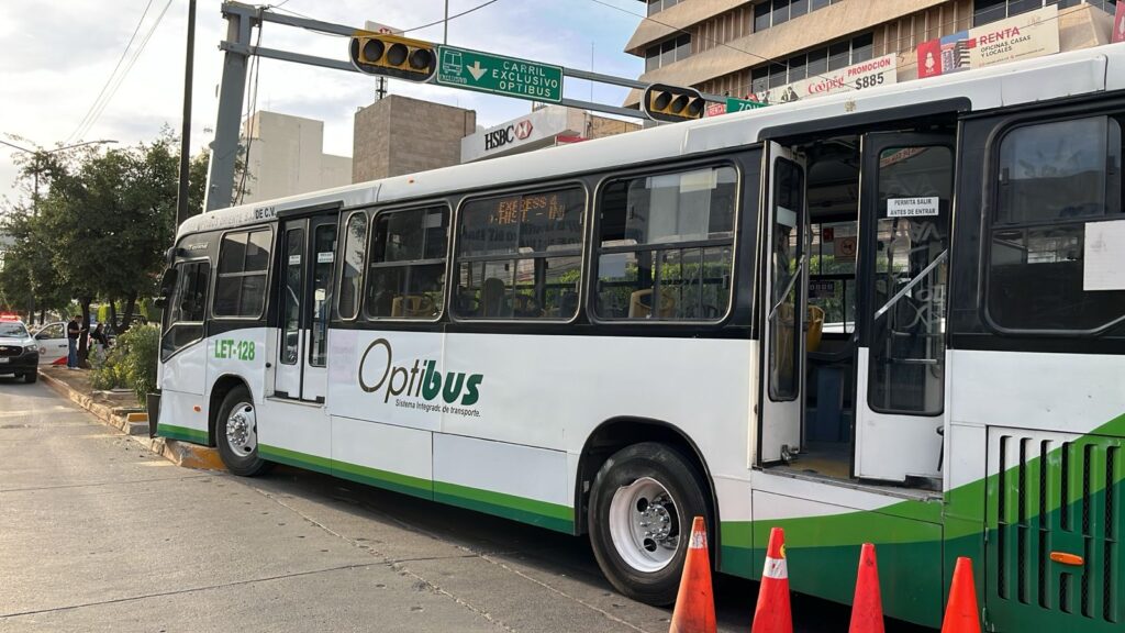 Vuelta prohibida provoca choque contra una Oruga en León