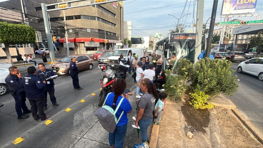 Vuelta prohibida provoca choque contra una Oruga en León