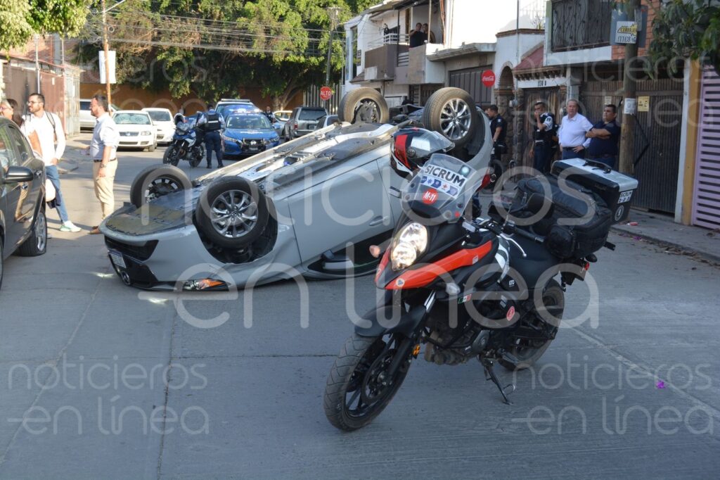 Por usar el celular al volante, mujer vuelca su auto en León