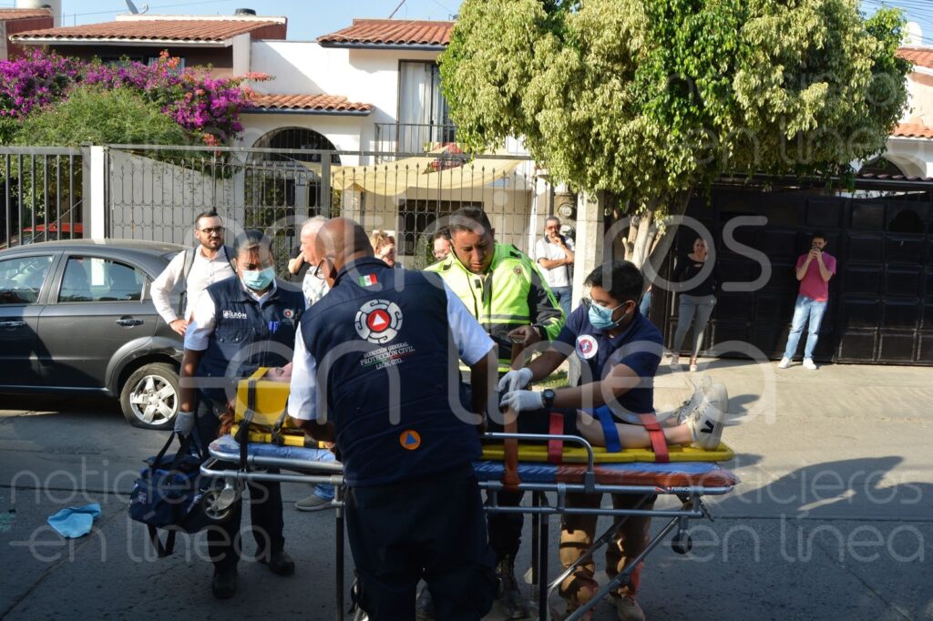 Por usar el celular al volante, mujer vuelca su auto en León