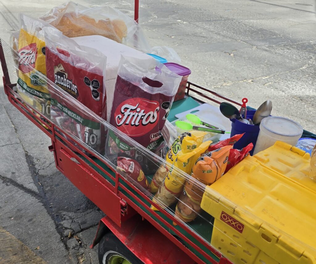 Madres critican venta de comida chatarra afuera de las escuelas en León
