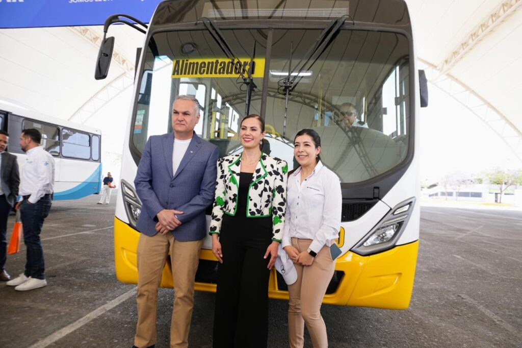 León estrena 30 nuevos autobuses del transporte público