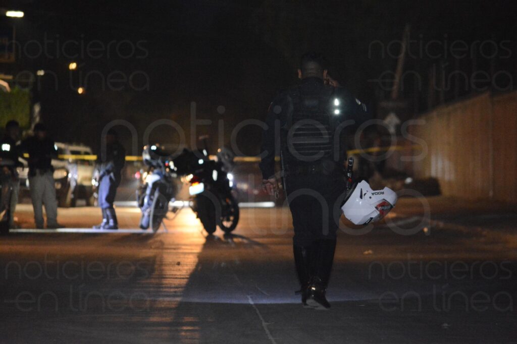 Policía de León detiene un auto para revisarlo y recibe una lluvia de balas