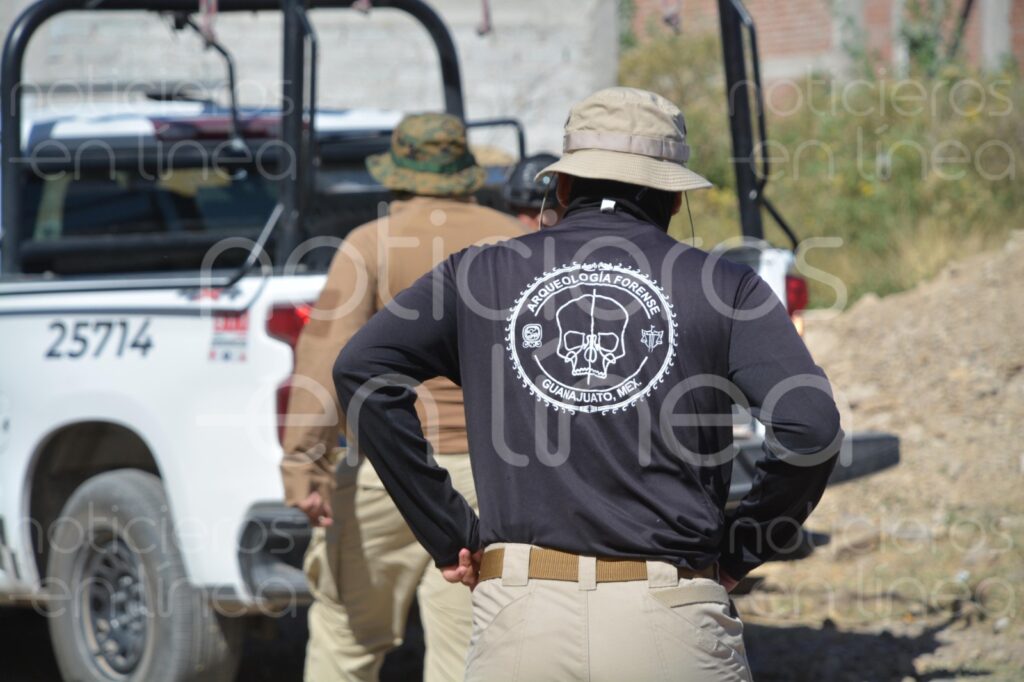 Reportan a sospechoso excavando y hallan huesos humanos enterrados en León