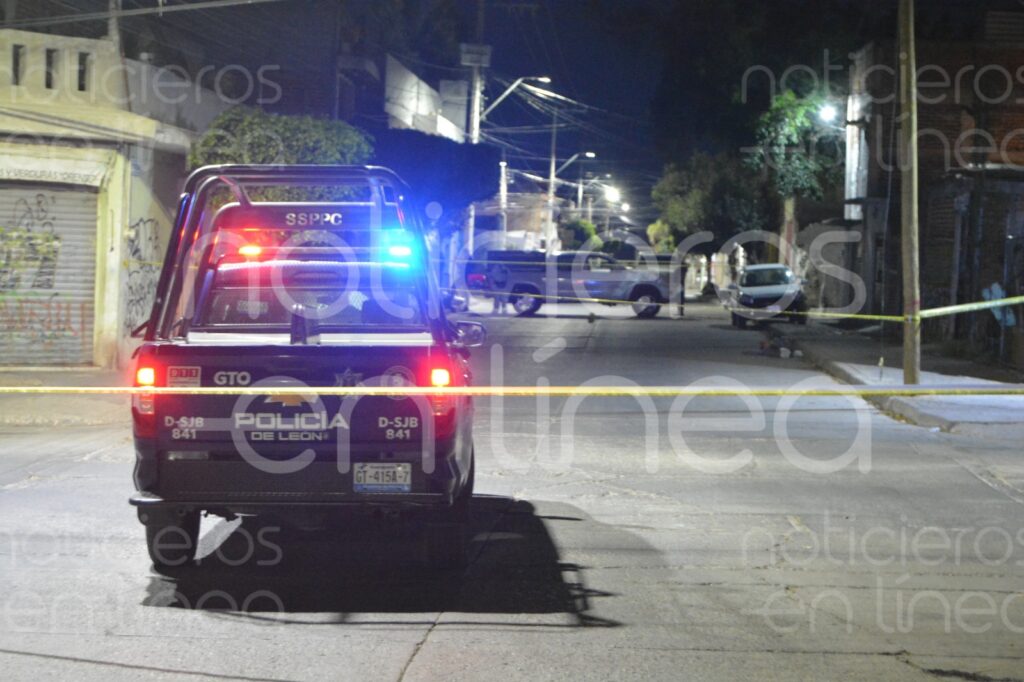 Le disparan mientras caminaba por la calle en León