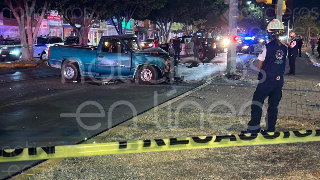 Choca contra un poste en León; había latas de cerveza en la camioneta