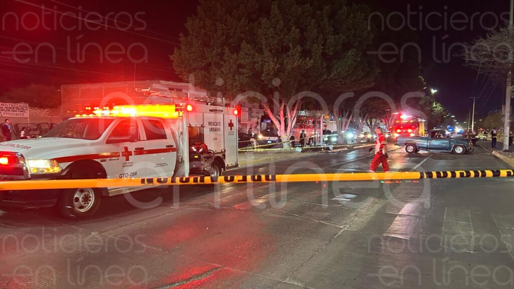 Choca contra un poste en León; había latas de cerveza en la camioneta