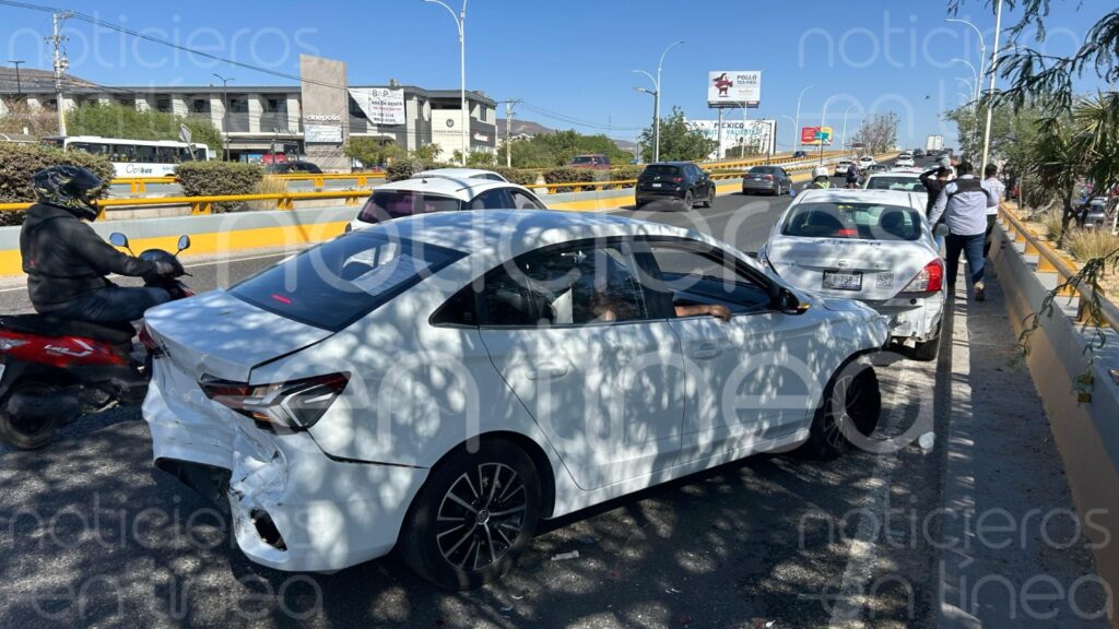 Carambola en el bulevar Morelos; hay 5 vehículos involucrados