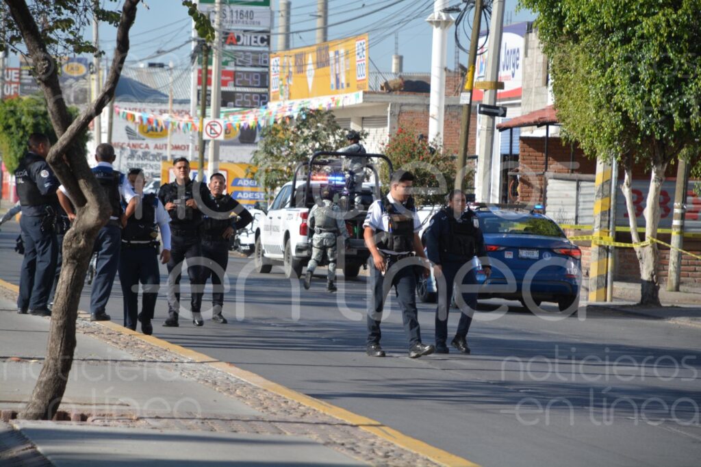 Atacan a policía al salir de una farmacia en León; está grave