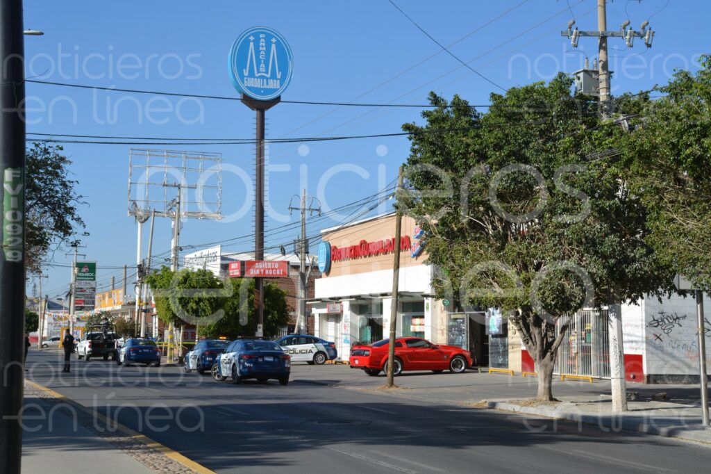 Atacan a policía al salir de una farmacia en León; está grave