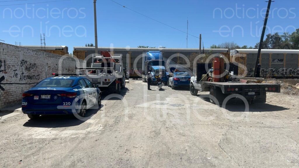 (VIDEO) Tráiler intenta ganarle al tren y pierde; así fue embestido en León