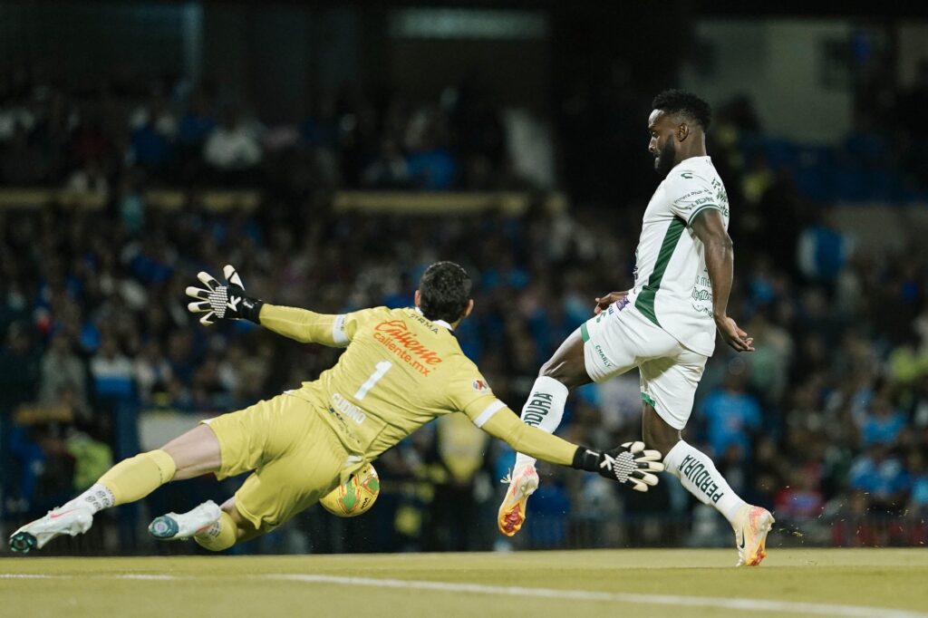León vs Cruz Azul: la ida de los cuartos llega con bajas sensibles y cuentas pendientes