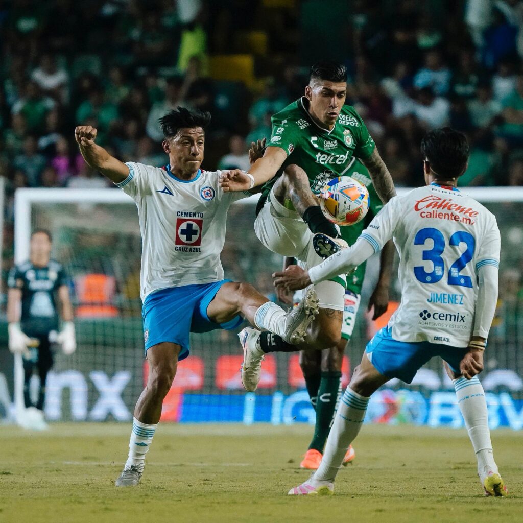 Cruz Azul pega primero, pero deja con vida a León