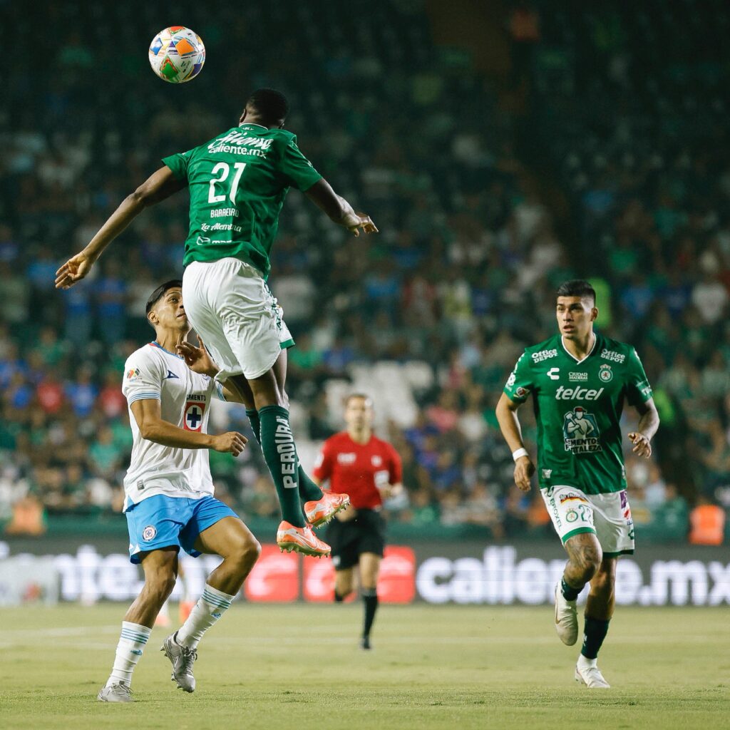 Cruz Azul pega primero, pero deja con vida a León