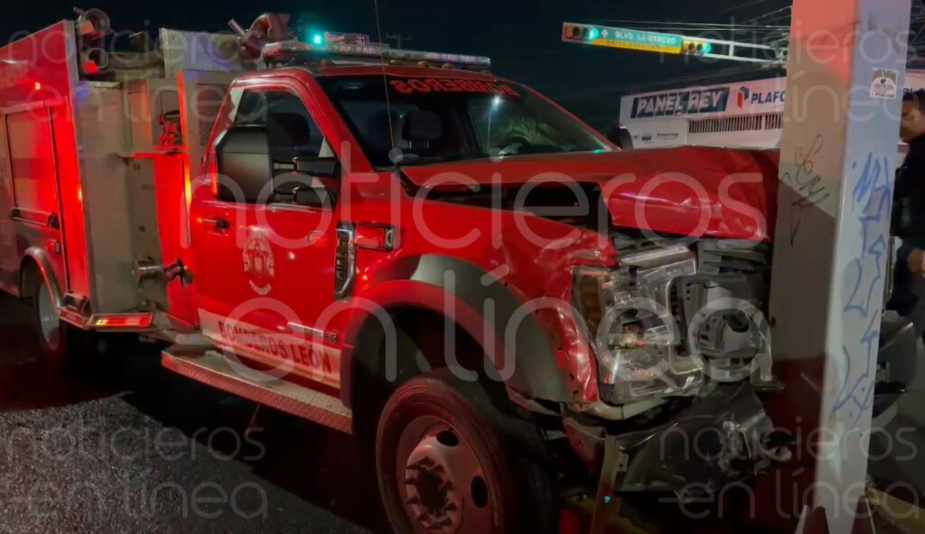 Bomberos que iban a atender un incendio y se accidentan en León