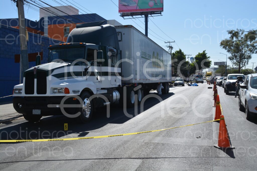 Muere motociclista en el bulevar Torres Landa; un tráiler le pasó encima
