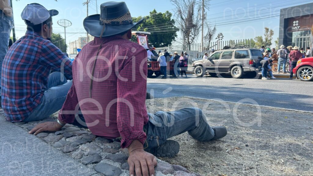 Agricultores exigen pagos atrasados frente al SAT en León