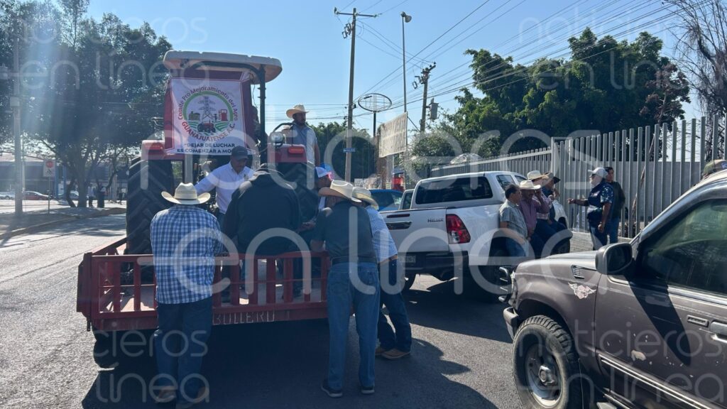 Agricultores exigen pagos atrasados frente al SAT en León