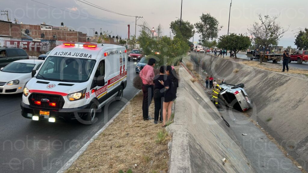 Pierde el control y cae al río con todo y camioneta en León
